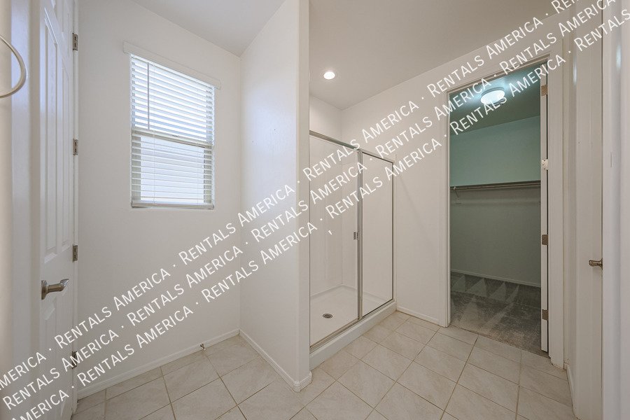 Beautiful 5 Bedroom in Tuscano Community! property image