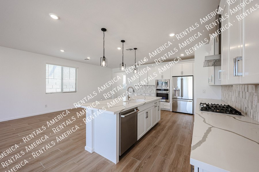 New Home 4 bed, 3.5 baths! Amenities! property image