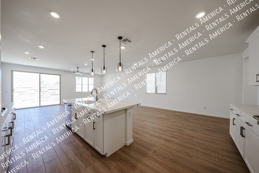 New Home 4 bed, 3.5 baths! Amenities! property image