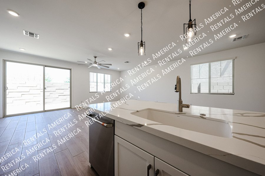 New Home 4 bed, 3.5 baths! Amenities! property image