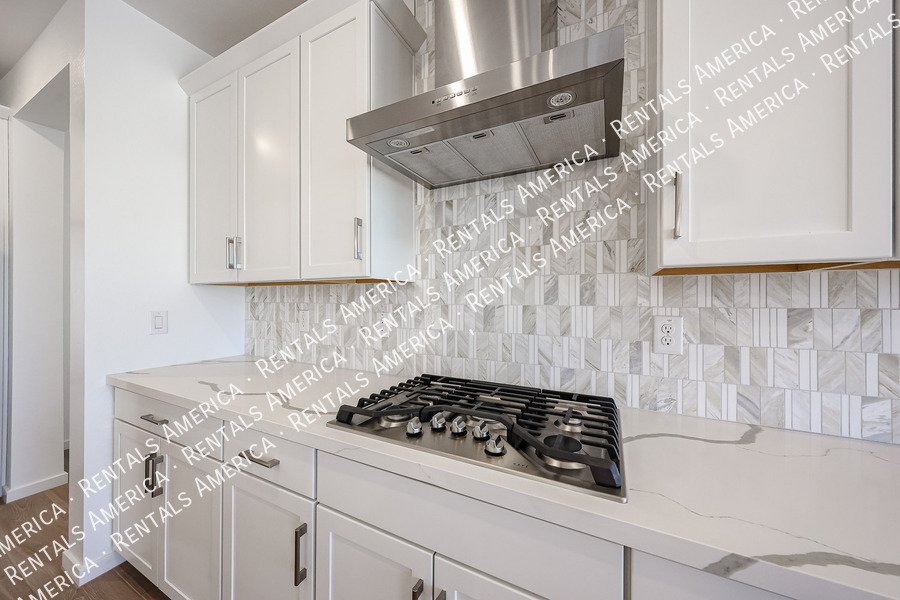 New Home 4 bed, 3.5 baths! Amenities! property image