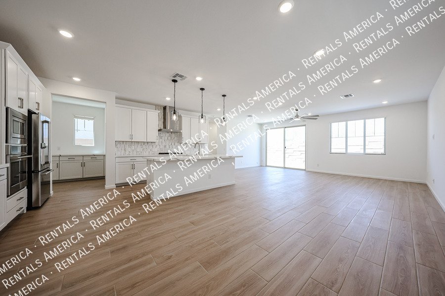 New Home 4 bed, 3.5 baths! Amenities! property image
