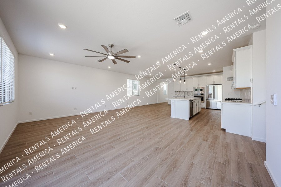 New Home 4 bed, 3.5 baths! Amenities! property image