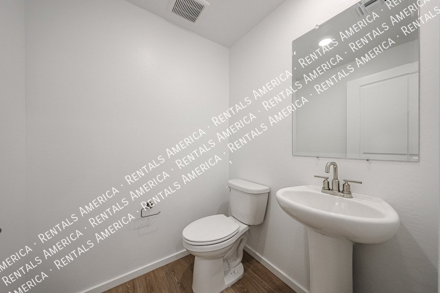 New Home 4 bed, 3.5 baths! Amenities! property image