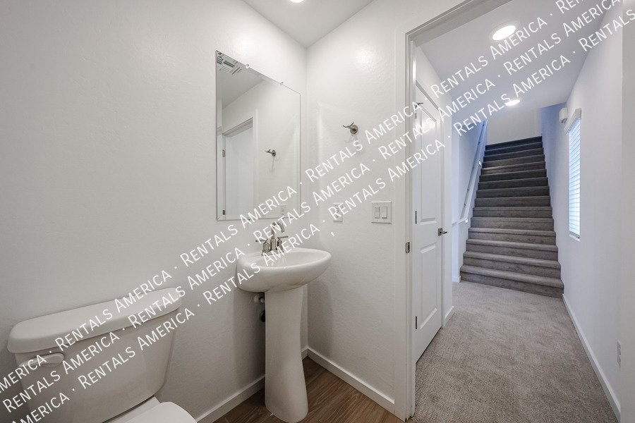 New Home 4 bed, 3.5 baths! Amenities! property image