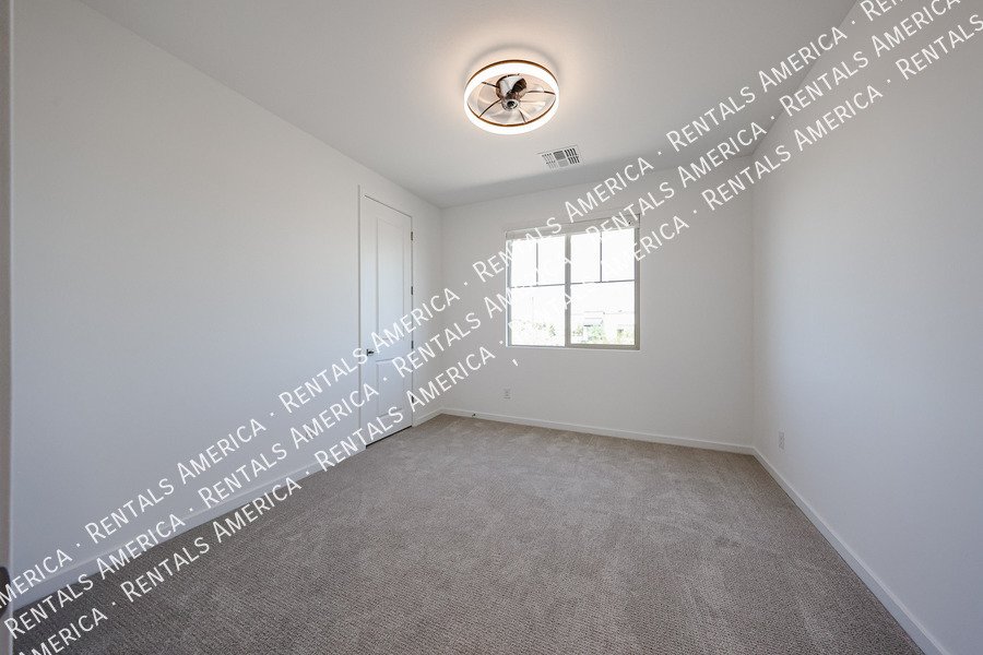 New Home 4 bed, 3.5 baths! Amenities! property image