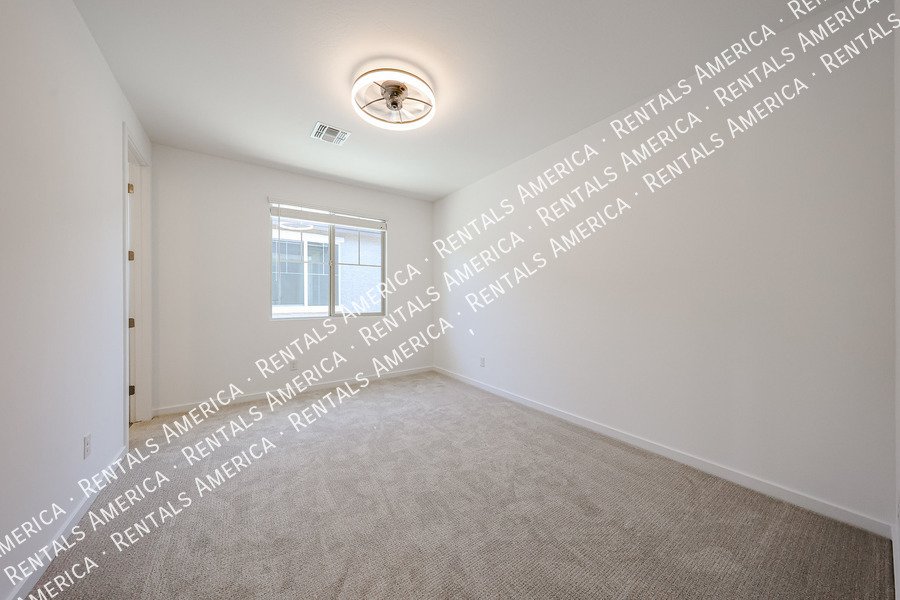New Home 4 bed, 3.5 baths! Amenities! property image