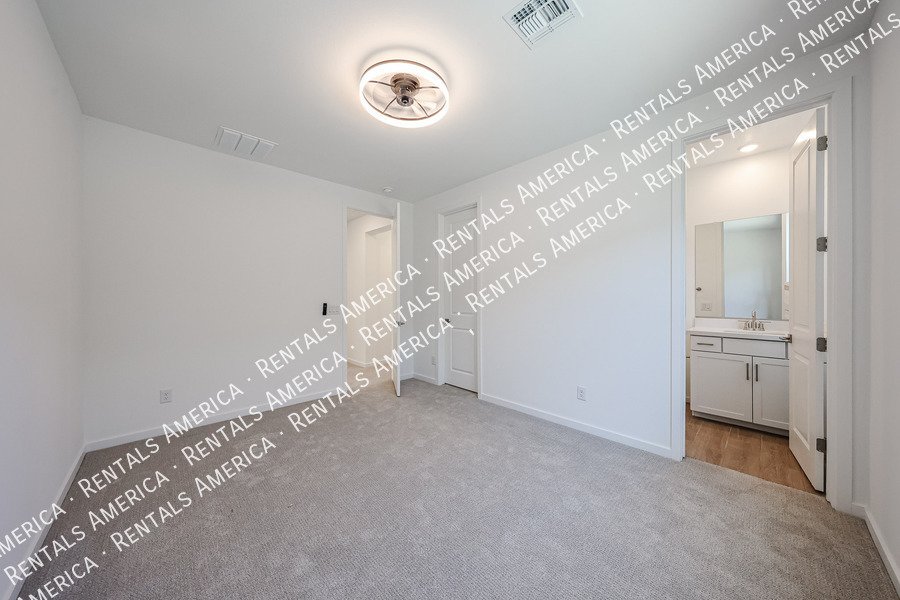 New Home 4 bed, 3.5 baths! Amenities! property image