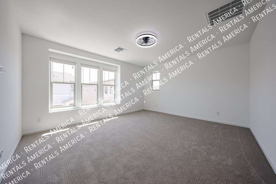 New Home 4 bed, 3.5 baths! Amenities! property image
