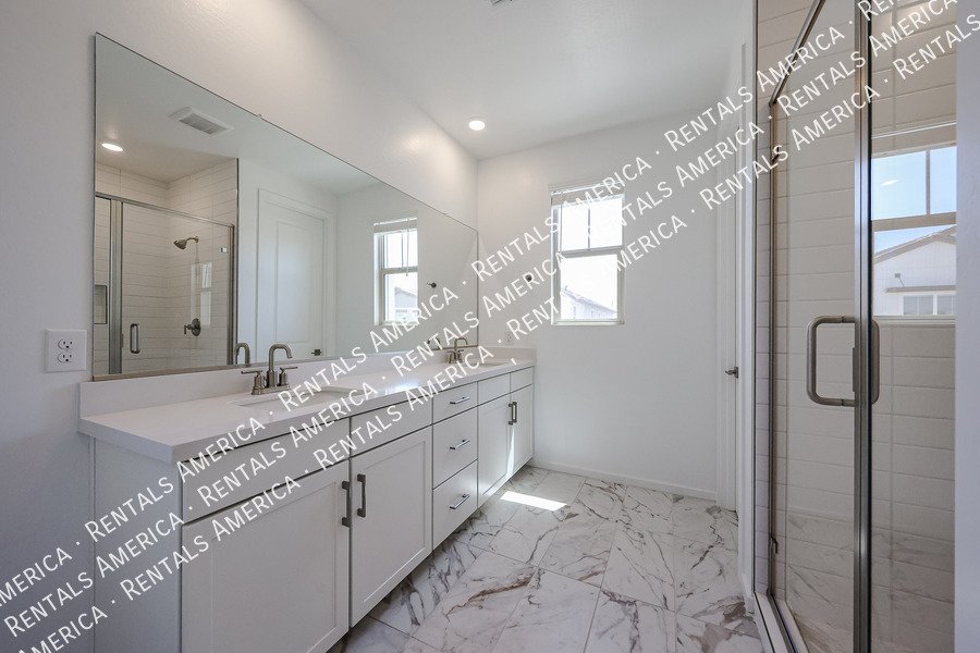 New Home 4 bed, 3.5 baths! Amenities! property image
