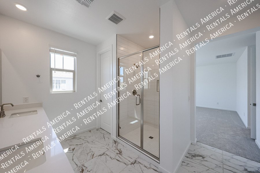 New Home 4 bed, 3.5 baths! Amenities! property image