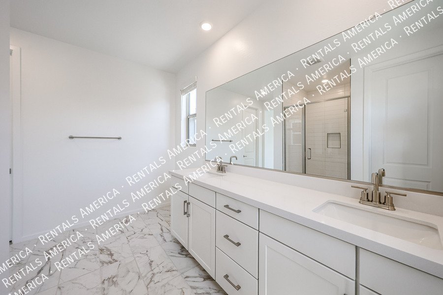 New Home 4 bed, 3.5 baths! Amenities! property image