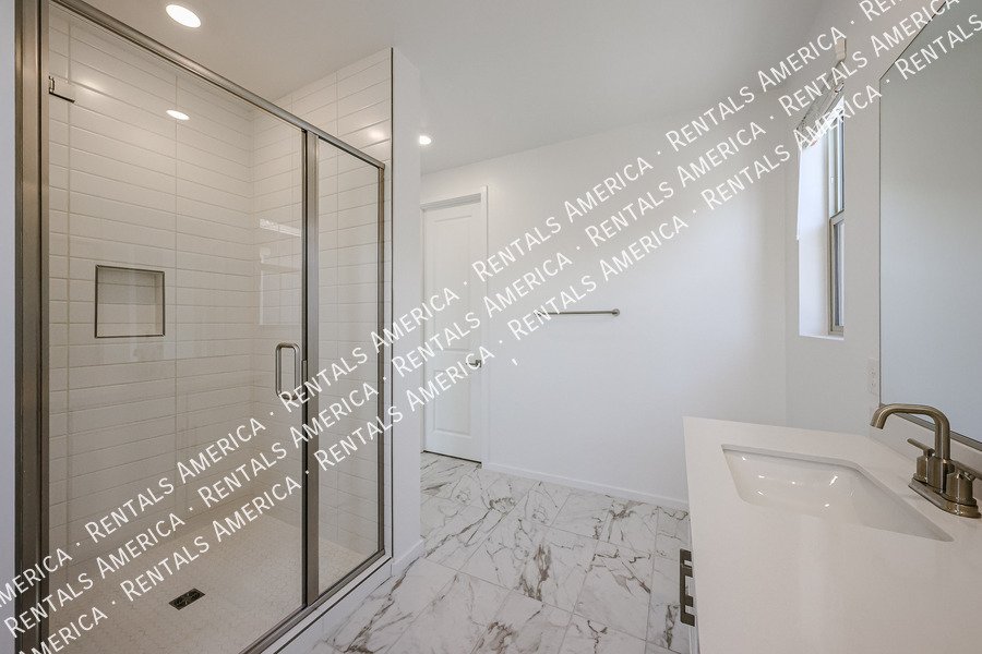 New Home 4 bed, 3.5 baths! Amenities! property image