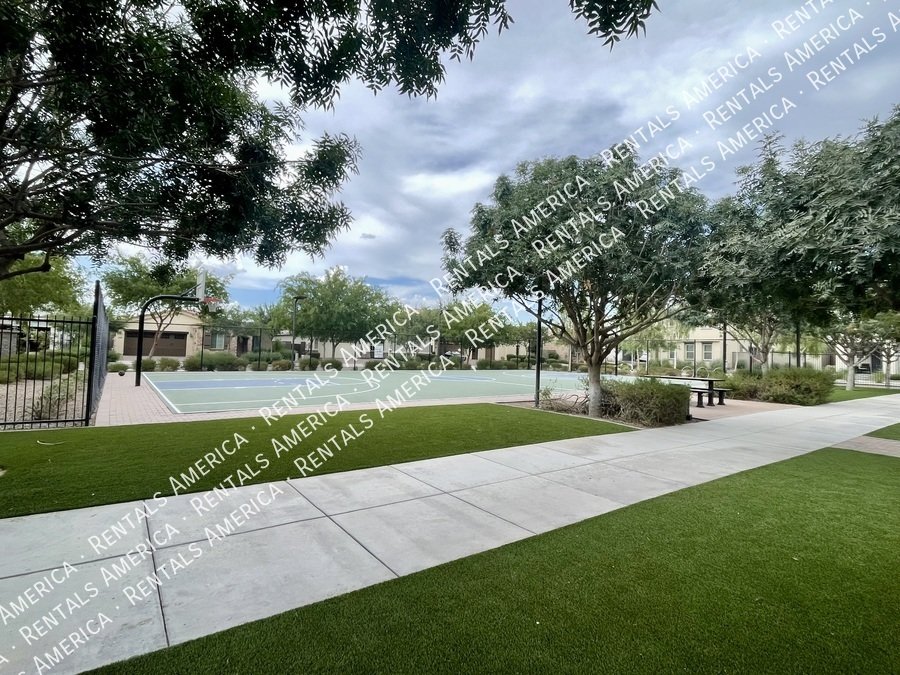 New Home 4 bed, 3.5 baths! Amenities! property image
