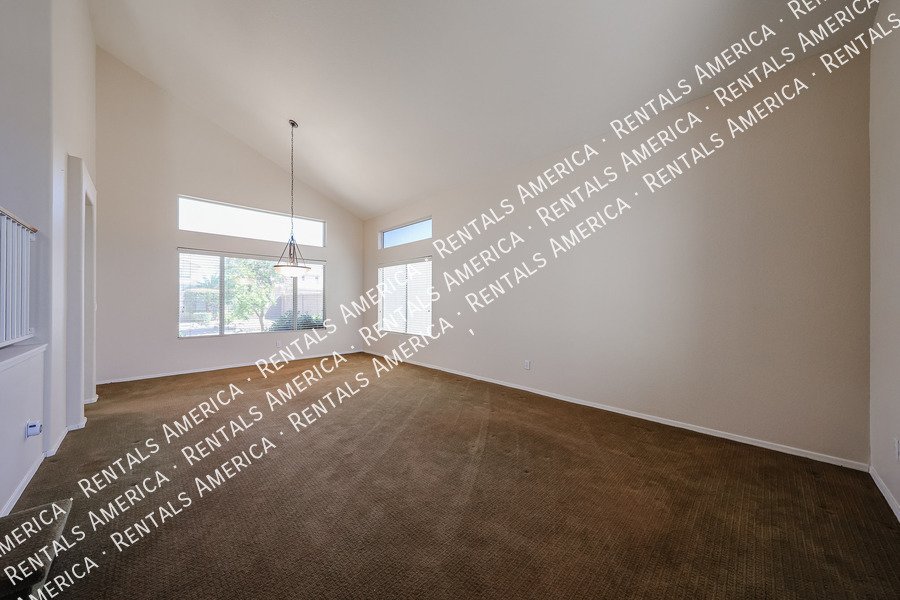 Spacious 5 Bed / 3 Bath Home in Desirable Hillcrest Ranch property image