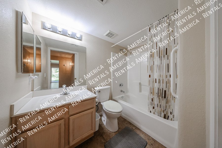 Spacious 5 Bed / 3 Bath Home in Desirable Hillcrest Ranch property image