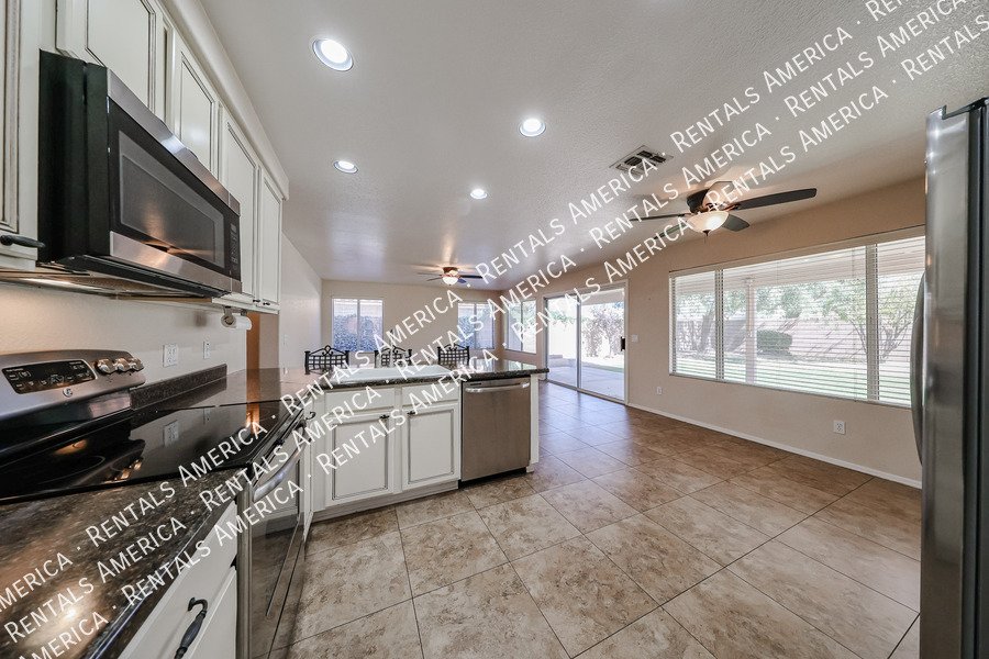 Spacious 5 Bed / 3 Bath Home in Desirable Hillcrest Ranch property image