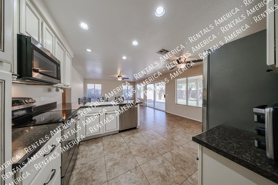 Spacious 5 Bed / 3 Bath Home in Desirable Hillcrest Ranch property image