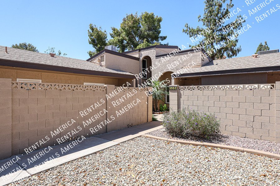 Amazing 2 BR / 2 BA North Glendale Townhome off Bellair Golf Park property image