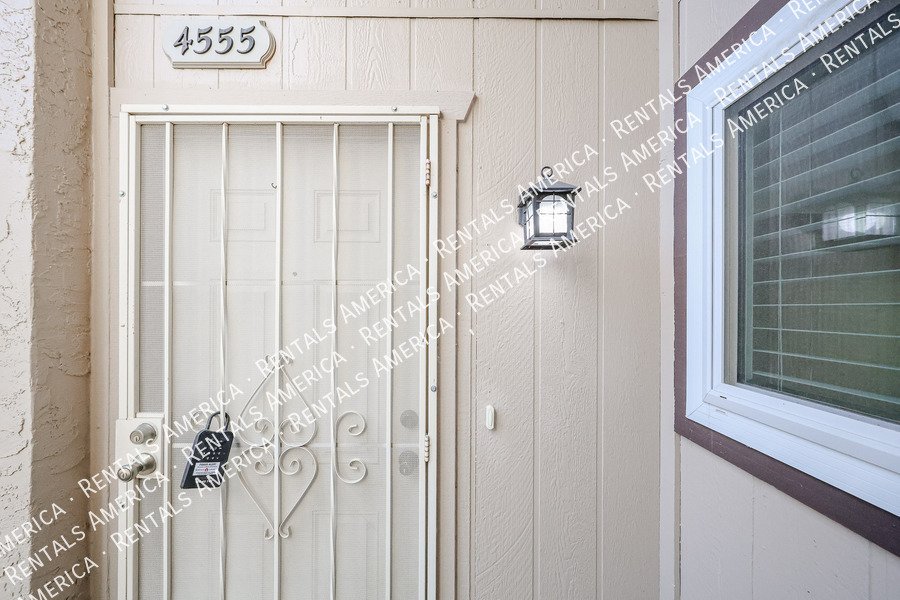Amazing 2 BR / 2 BA North Glendale Townhome off Bellair Golf Park property image