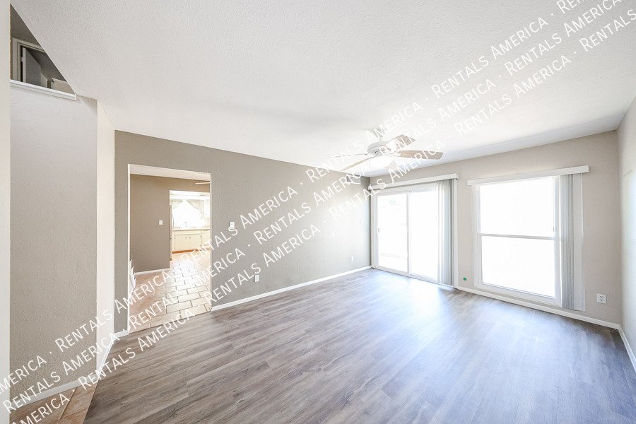 Amazing 2 BR / 2 BA North Glendale Townhome off Bellair Golf Park property image