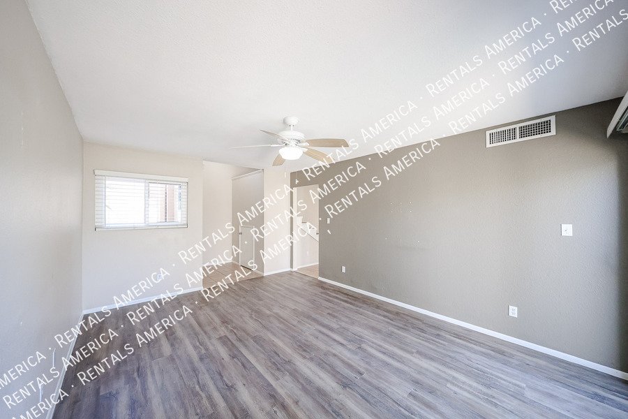Amazing 2 BR / 2 BA North Glendale Townhome off Bellair Golf Park property image