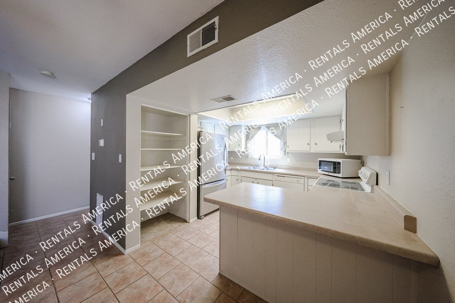 Amazing 2 BR / 2 BA North Glendale Townhome off Bellair Golf Park property image