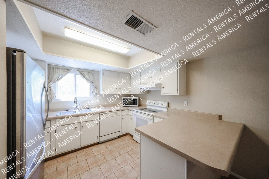 Amazing 2 BR / 2 BA North Glendale Townhome off Bellair Golf Park property image