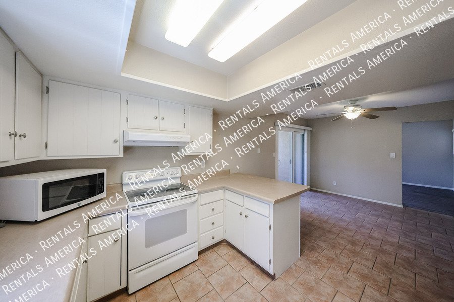 Amazing 2 BR / 2 BA North Glendale Townhome off Bellair Golf Park property image