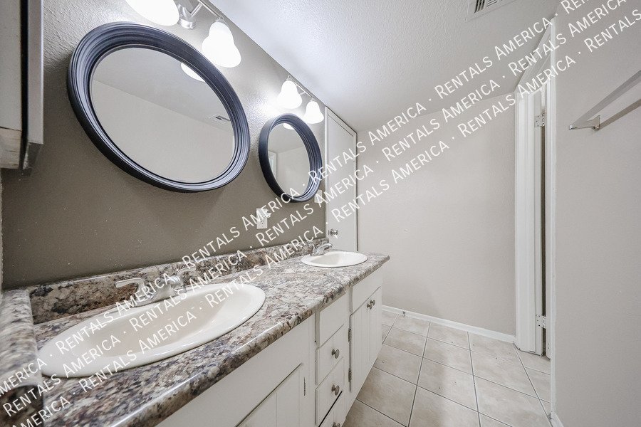 Amazing 2 BR / 2 BA North Glendale Townhome off Bellair Golf Park property image