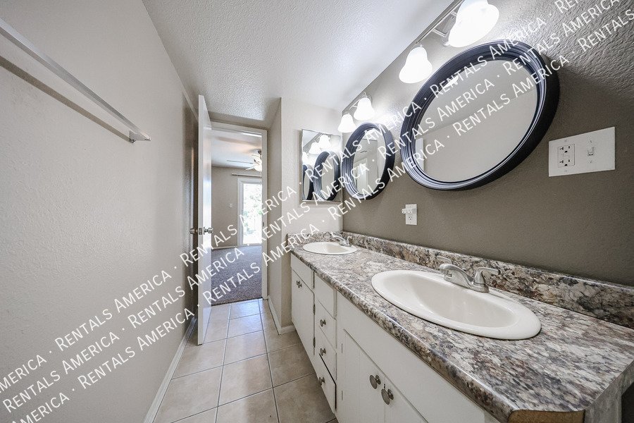 Amazing 2 BR / 2 BA North Glendale Townhome off Bellair Golf Park property image