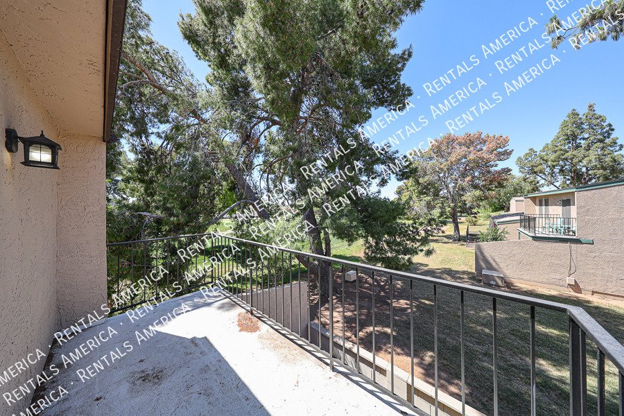 Amazing 2 BR / 2 BA North Glendale Townhome off Bellair Golf Park property image
