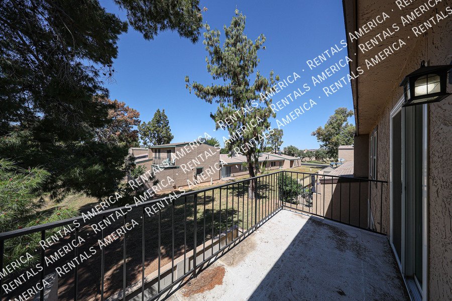 Amazing 2 BR / 2 BA North Glendale Townhome off Bellair Golf Park property image