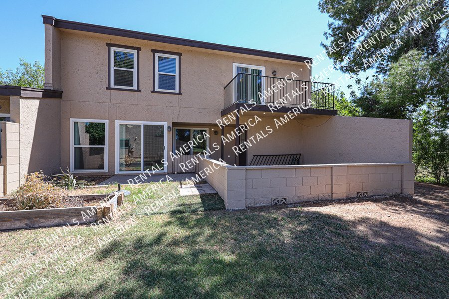 Amazing 2 BR / 2 BA North Glendale Townhome off Bellair Golf Park property image