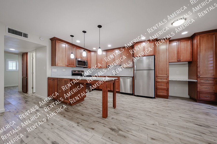 Upgraded 2 bed 2 bath condo property image