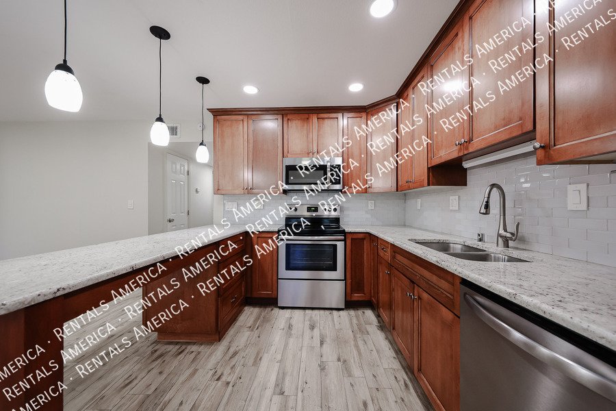 Upgraded 2 bed 2 bath condo property image