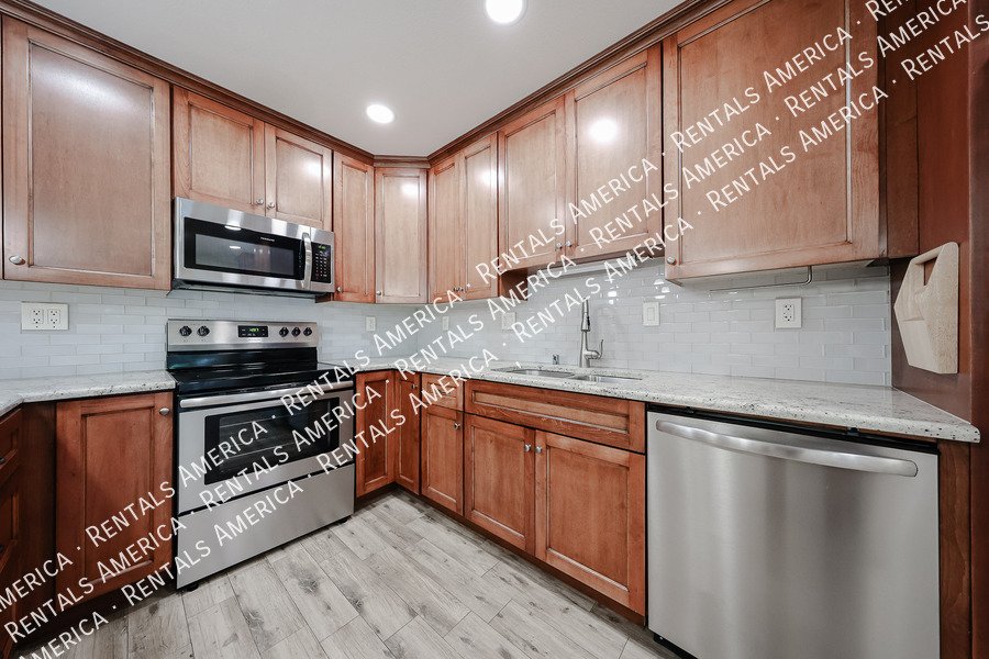 Upgraded 2 bed 2 bath condo property image