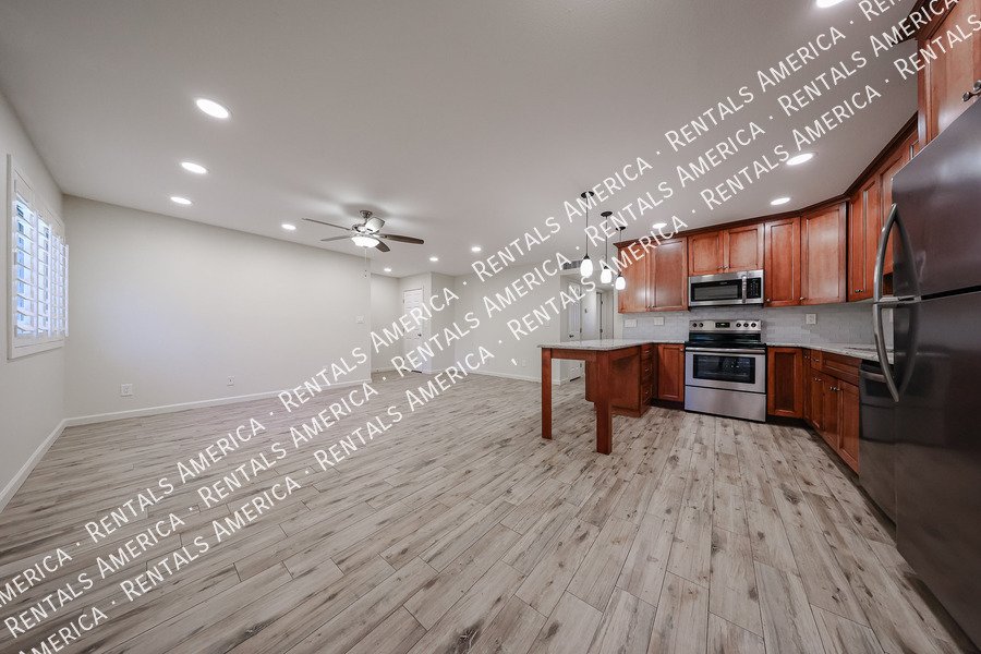 Upgraded 2 bed 2 bath condo property image
