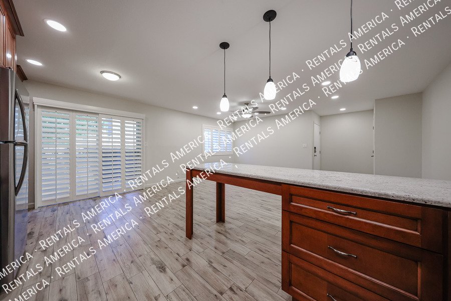 Upgraded 2 bed 2 bath condo property image
