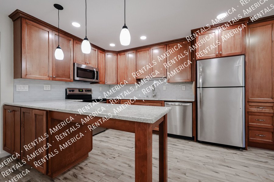 Upgraded 2 bed 2 bath condo property image