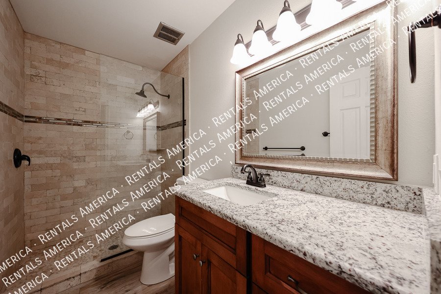 Upgraded 2 bed 2 bath condo property image