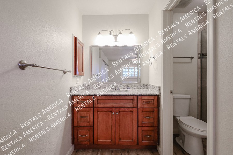 Upgraded 2 bed 2 bath condo property image
