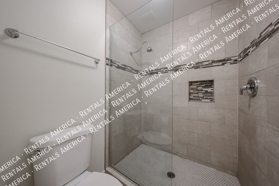 Upgraded 2 bed 2 bath condo property image