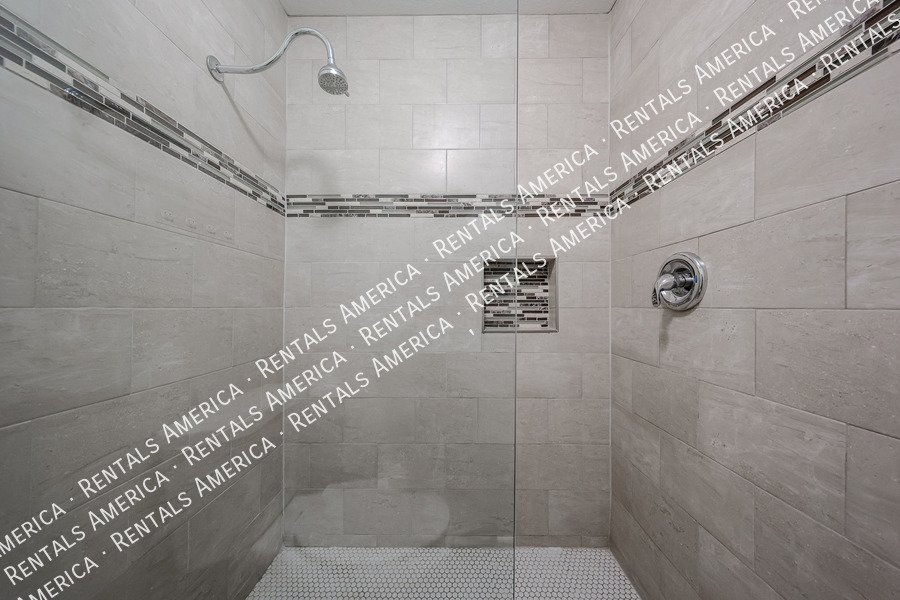 Upgraded 2 bed 2 bath condo property image