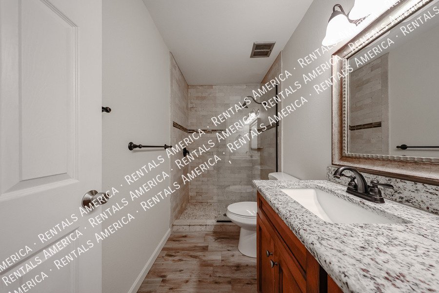 Upgraded 2 bed 2 bath condo property image