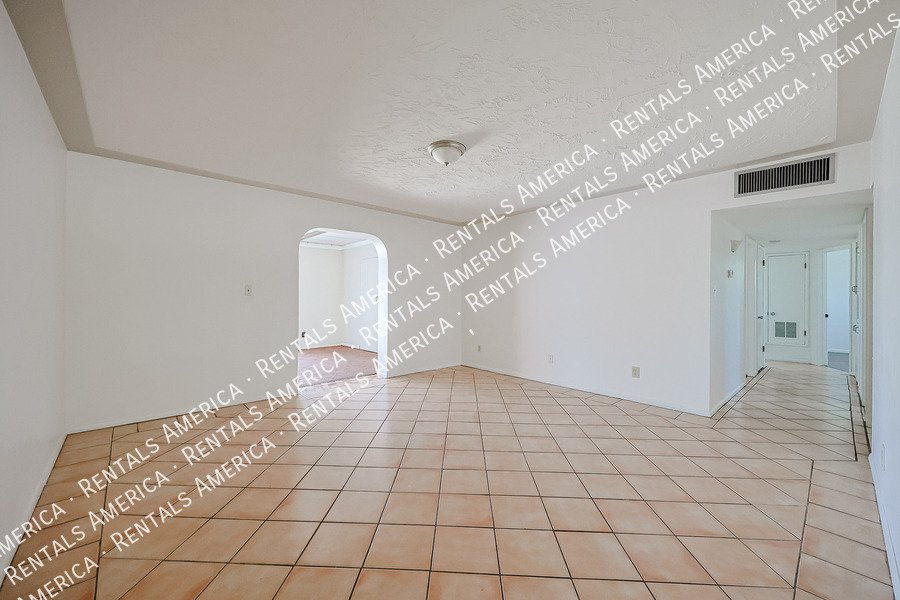 2114 W Myrtle Ave property image