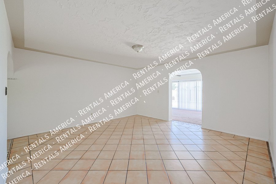 2114 W Myrtle Ave property image