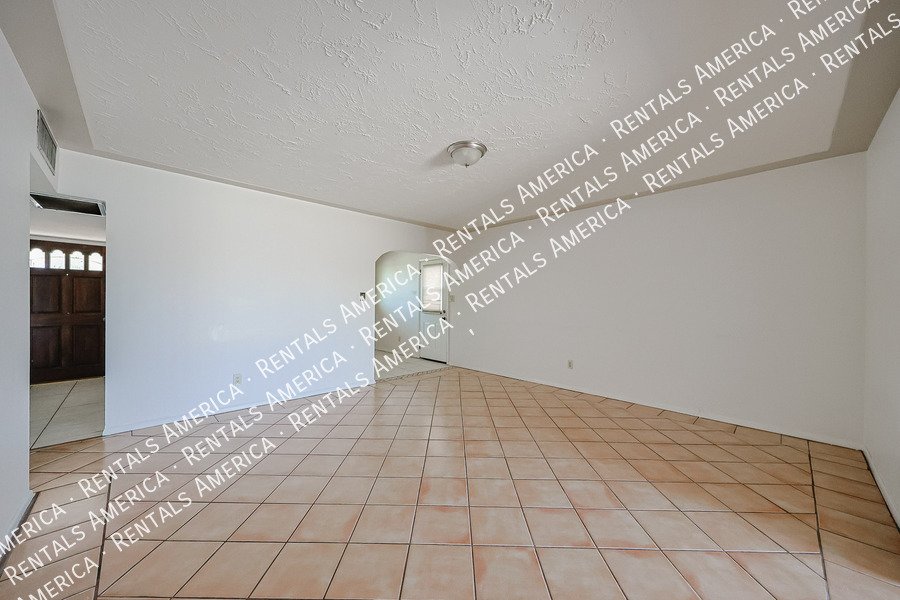 2114 W Myrtle Ave property image