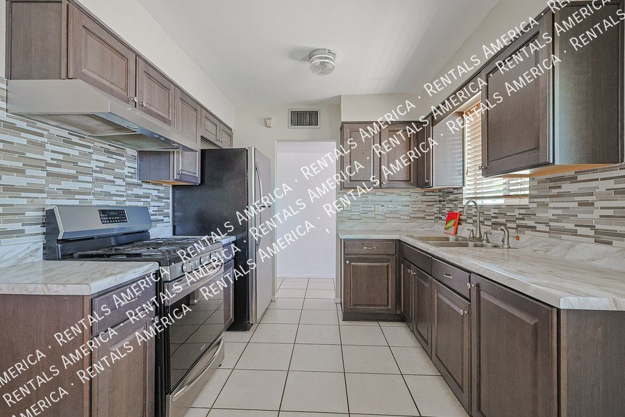 2114 W Myrtle Ave property image