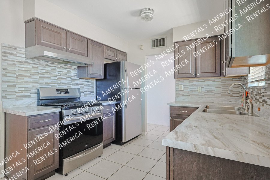 2114 W Myrtle Ave property image
